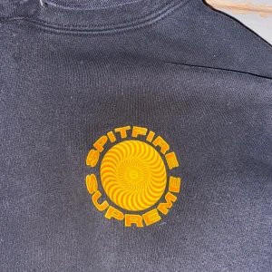 Supreme spitfire hoodie - Köptes för 2000 på droppet och går just nu för ungefär 3000 på resell. Säljer den för 800 eftersom den är lite använd.