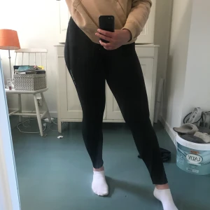 Träningsprogram strl M - Jätte fina tights från soc, väldigt bra skick. Frakten ingår i priset🥰