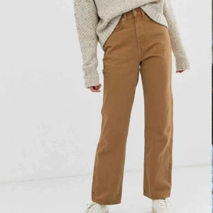  - Bruna vida jeans i modellen ”rowe”! Skitsnygga jeans som aldrig använts, därav varför jag valt att sälja dem. Frakten är inräknad i priset och och betalning sker via swish :D