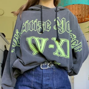 Hoodie från Zara - En supercool hoodie från Zara! Jag har inte använt den på ett långt tag och säljer den därför. Den är i bra skick men det förekommer några få fläckar som knappt är synliga😊💕 den är även stor i storleken 