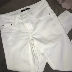Vita jeans med hål  - Aldrig använda så i nyskick, frakt tillkommer💓
