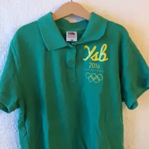 bra för att spela tennis i, grön skjorta med gult tryck på bröstet. köpte i japan så den sitter tajtare eftersom deras storlekar är mindre:)