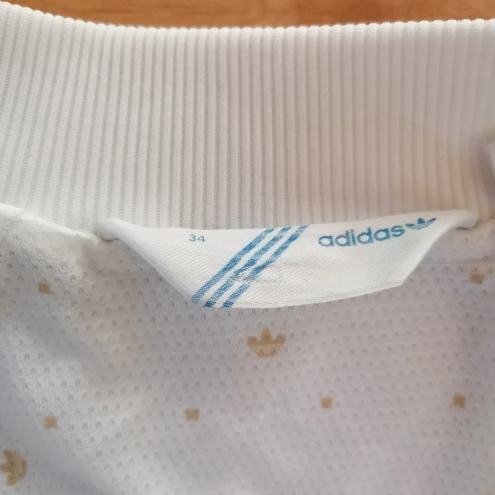 Jätte skön och sportig vit/guldig Adidas tröja med dragtjedja, fickor med dragtjedja, insidan är mönstrad (se bild 2) inga fläckar eller hål. Köparen står för frakt🌸. Hoodies.