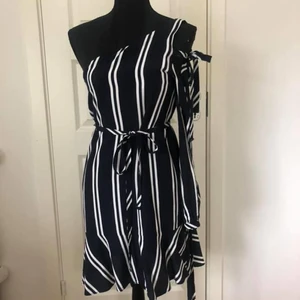 Sommarklänning  - Säljer en mörkblå och vit randig klänning i storlek S. Den är i väldigt bra skicka!  Köpt från Zara med fina detaljer vid ärmarna. 