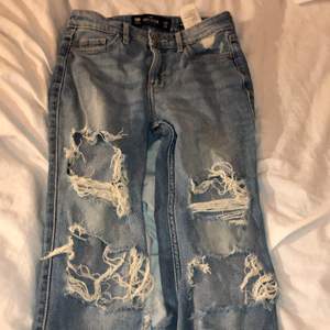 Hollister jeans, sitter inte så tajt för att vara skinny jeans. är typ ankle jeans. Nästan alla hålens trådar är trasiga därför är det billigt pris :D asså priset kan diskuteras vet inte riktigt vad jag ska sätta