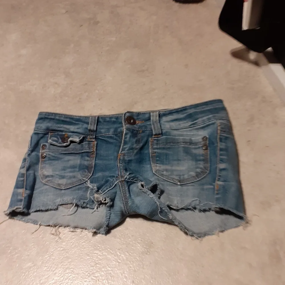 Jeans shorts med en mörkblå färg. Från märket Only. En hint av 80 tal.. Shorts.