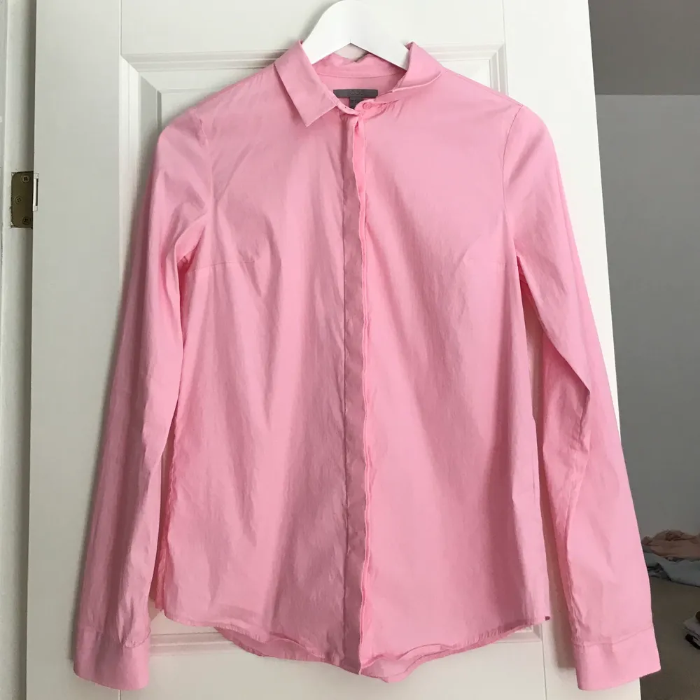Jättefin oanvänd skjorta från COS i storlek 34/S.. Skjortor.
