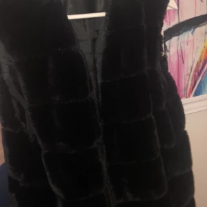 Pälsväst  - Helt ny pälsväst, lite längre men modellen är så. Nypris 599kr. Mer bilder finns.