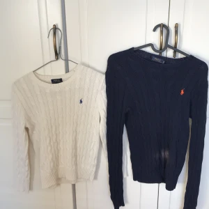 Kabelstickat fr. Ralph Lauren - 120kr/st eller båda för 200! 100% äkta. Den vita i barnstrl S (8) - unisex, inköpt i USA men skulle säga att den är en XXS eller en liten XS. Den marinblå i damstrl S, från NK. Inga hål.