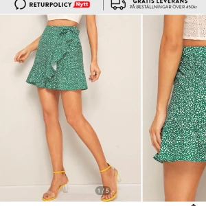 grön kjol från shein - grön och vit prickig kjol ifrån shein. storlek m men passar s bäst. aldrig använd pga för liten. 120 kr inkl frakt