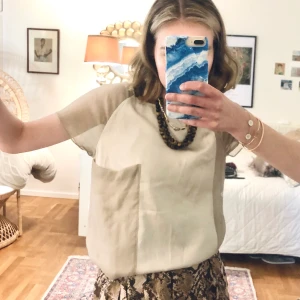 Sidenblus - Beige sidenblus med transparent tyg på sidan och ficka framtill💛💛