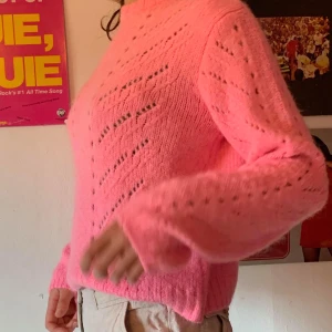 Bershka Pink Pullover - Stickad  tjocktröja från Bershka! Jättejättemjuk och cool rosa färg. Färgen syns bäst på sista bilden. Nästan helt oanvänd