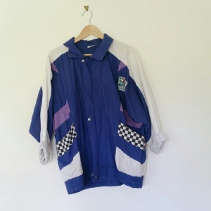  - Favorit jackan i blått/lila/vitt säljes pga används inte så mycket som den förtjänar. Lite oversized, med dragkedja och knappar fram. Köpt second hand i Berlin.