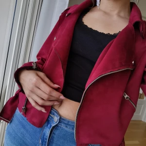Red Velvet Jacka  - Jättefint skick, har högst använts 2 ggr, köpt utomlands. Sitter som en S/M. Hämtas i Malmö eller skickas. Frakt tillkommer. 