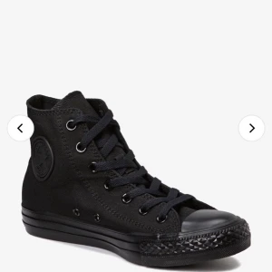 Svarta Converse i fint skick - Helsvarta skitsnygga converse i jättebra skick, använda en gång men säljer de för de är lite för små för mig. Storlek 37.