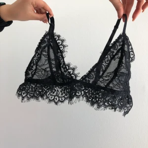 Svart spetsbralett - Fin bralett från NAKD, aldrig använd så i fint skick💕 