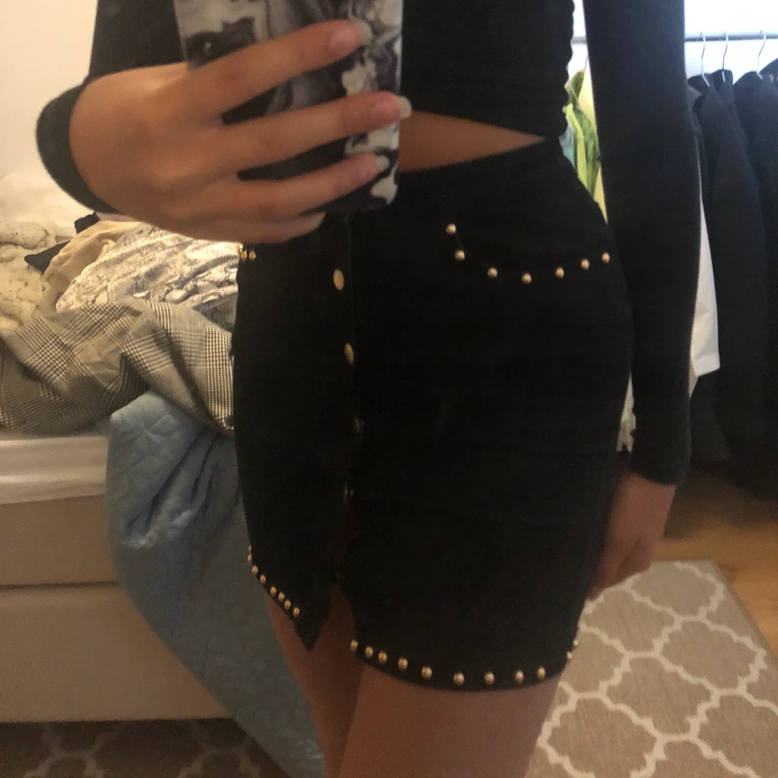 Svart minikjol med guldiga nitar, strl34 - 90