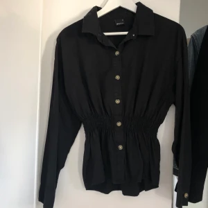 Skjorta strl S - Skjorta från Ginatricot! Bra skick 🖤 frakt tillkommer