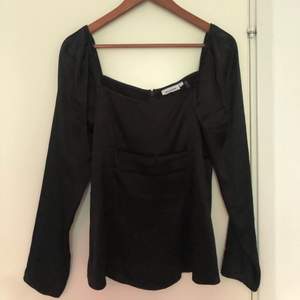 Svart tröja i silke från weekday, endast använd en gång. Lite liten i storleken över brösten. 💫