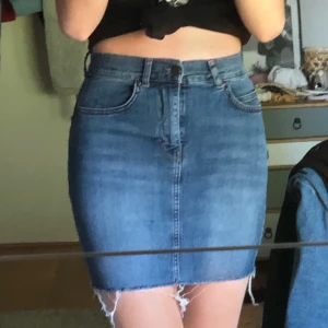 Jeanskjol - Stretchig jeanskjol från pull and bear. Använd fåtal gånger då jag inte är så mycket för kjolar. Köparen står för frakt!🌸