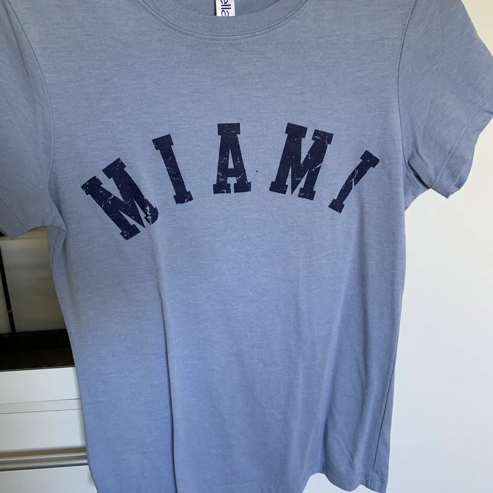 jättefin blå färg! det är inte tryckt utan ”inne” i tröjan liksom, så texten försvinner inte. Fin skick, endast tvättad🥰. T-shirts.