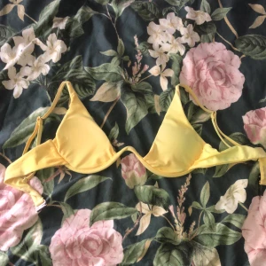 bikini överdel - en jättesnygg bikini överdel som tyvärr är lite för liten för mig med 75c, sitter verkligen jättefint på! aldrig använd för kunde ej ha