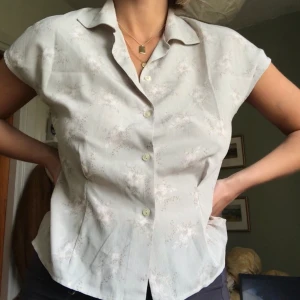 Fin blus - Supersöt ljusgrön blus med blommor på! Passar 34-42 beroende på hur man vill att den ska sitta! Aldrig använd! FRI FRAKT :)