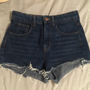 Mörkblå jeansshorts i stl 34/xs - Mörkblå korta shorts i storlek 34. Säljs pga fel storlek tyvärr.