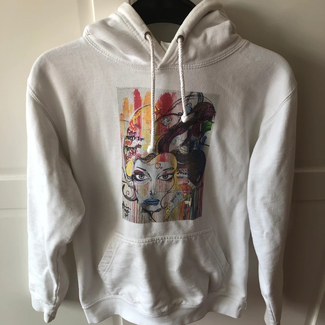 Vit hoodie med tryck 