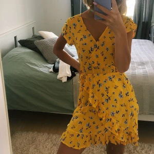 Sommarklänning - Världens sötaste sommarklänning!! Inköpt i Nya Zeeland så osäker på märke. Måttligt använd men i fint skick!! Har sytt i ett litet knäppe i v-ringningen då det var lite för djup för mig, men man kan knäppa på elr av och välja själv🥳 köparen står för frakt