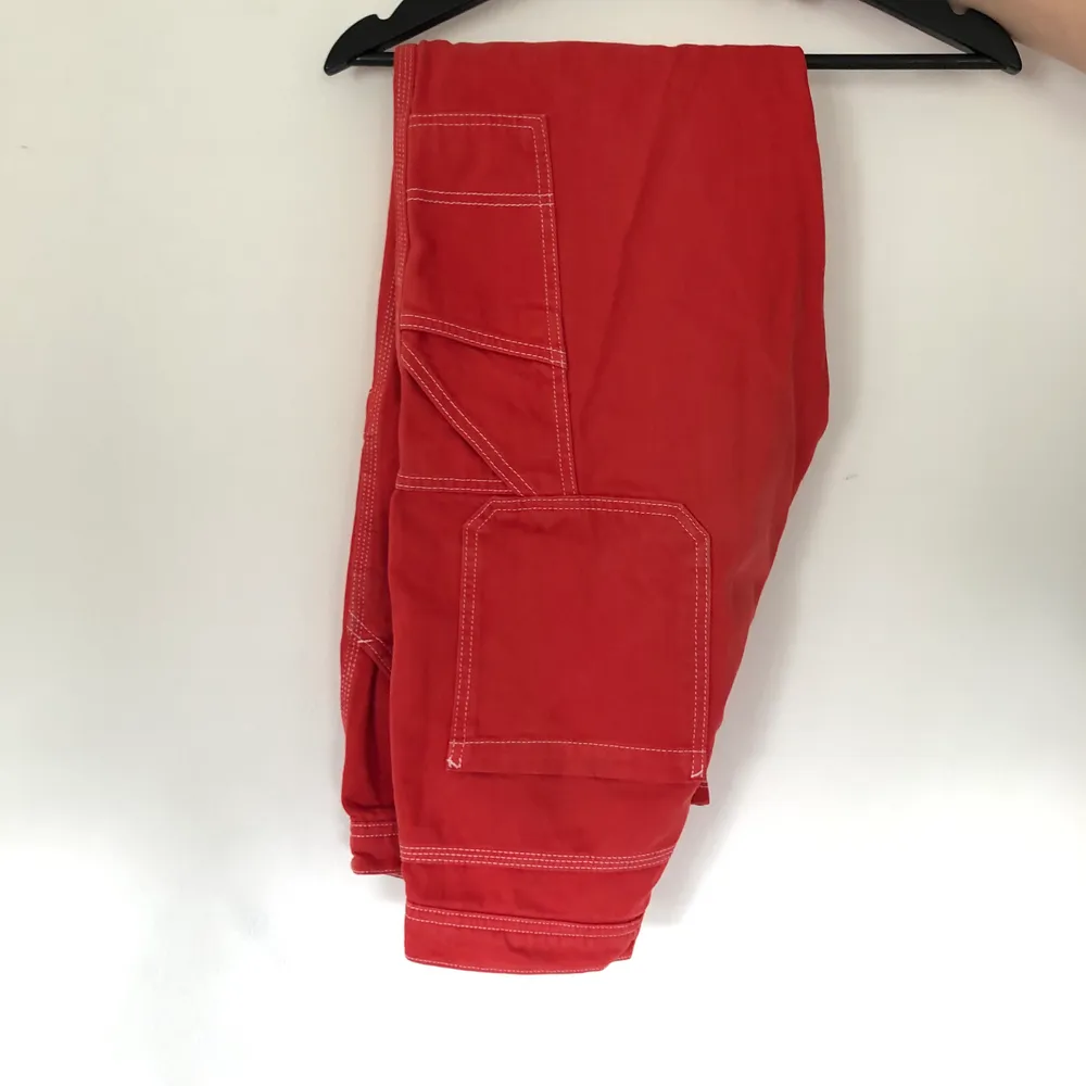 Ett par ascoola röda jeans med många detaljer och vita sömmar. De är köpa på utbanoutfitters i London. Dragkedjan är tyvärr sönder men de funkar utmärkt ändå. Skriv för fler bilder/frågor:) fraktar gärna men kan mötas i malmö/lund. Jeans & Byxor.