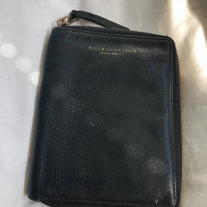 Tiger och Sweden- plånbok - I något använt skick, men funkar utmärkt. Bra storlek där man får plats med allt! Kan mötas i Gbg eller så står köpare för frakt.