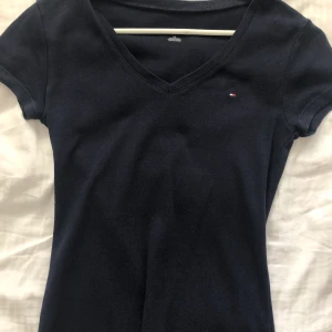 Tommy Hilfiger t-shirt - En marinblå t-shirt som är max några få gånger använd, storlek S och sitter väldigt fint på.