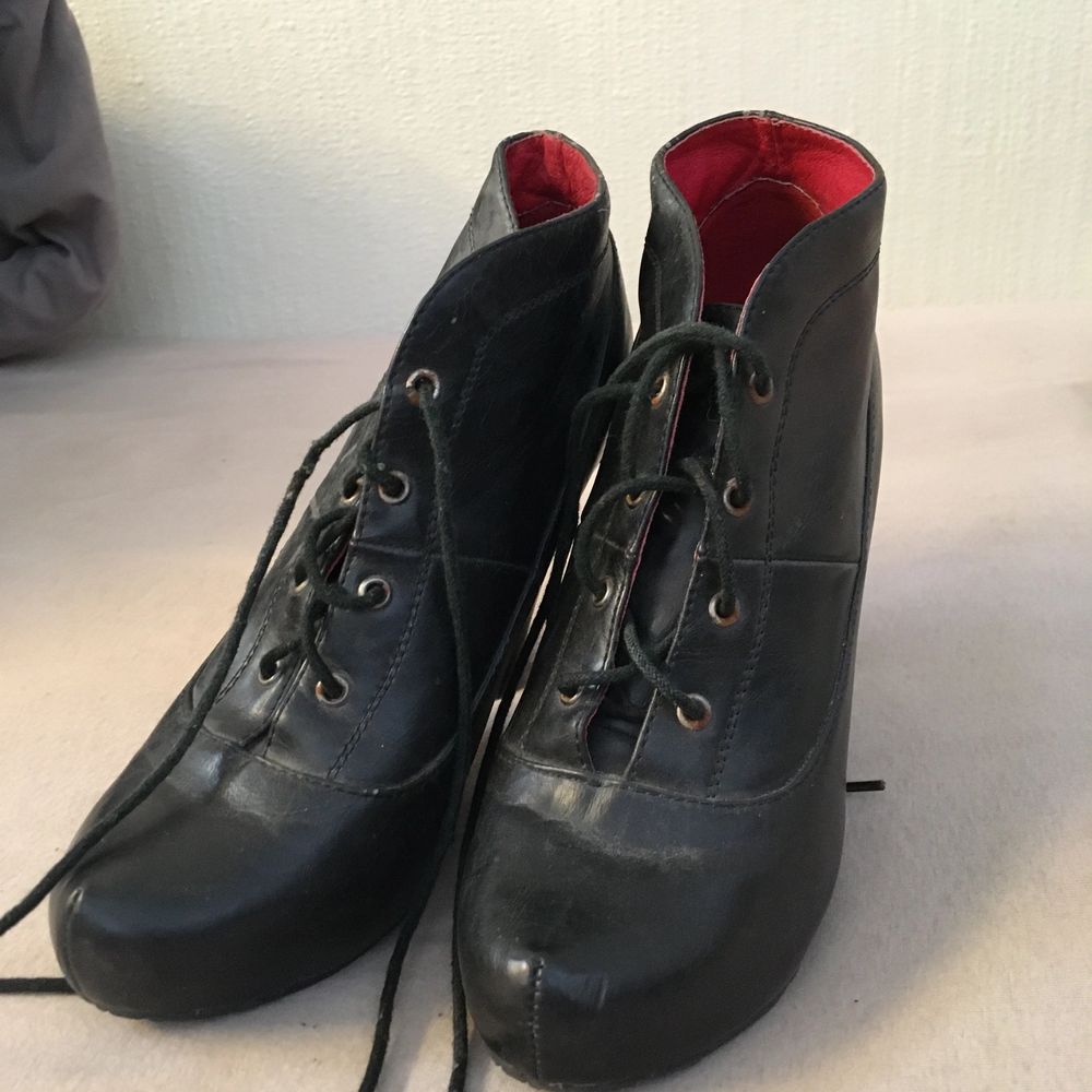Snygga högklackade skor med röd fodring. Säljer dom för 30kr! Kan lämnas ut i Malmö annars tillkommer en fraktkostnad!. Skor.