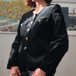 Vintage sammets blazer m. vackra knappar - Vintage blazer i svart sammet, med vackra knappar. Jag skulle säga att den kan passa en storlek 34-40 beroende på vilken passform som önskas. (Jag är storlek 36)