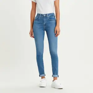 Helt nya Levis jeans som jag köpte för några år sen, dom är för stora för mig så väljer därför att sälja dom. Modellen har hög midja och är i skinny passform. Dom ser mörkare ut på bilden men samma nyans som första bilden. 
