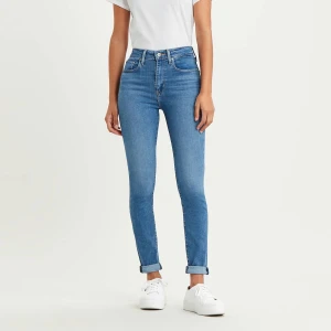 Levi’s jeans  - Helt nya Levis jeans som jag köpte för några år sen, dom är för stora för mig så väljer därför att sälja dom. Modellen har hög midja och är i skinny passform. Dom ser mörkare ut på bilden men samma nyans som första bilden. 