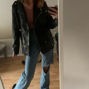 Overzied skinnjacka - Säljer denna skinnjackan som är köpt på zalando, storlek S men är stor i storlek, frakt tillkommer💞