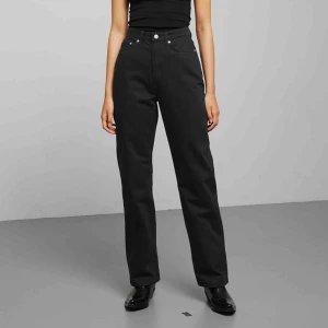  - Ett par svarta jeans från Weekday i modellen Row, sparsamt använda och väl omhändertagna så i bra skick. Frakt tillkommer💕💕💕