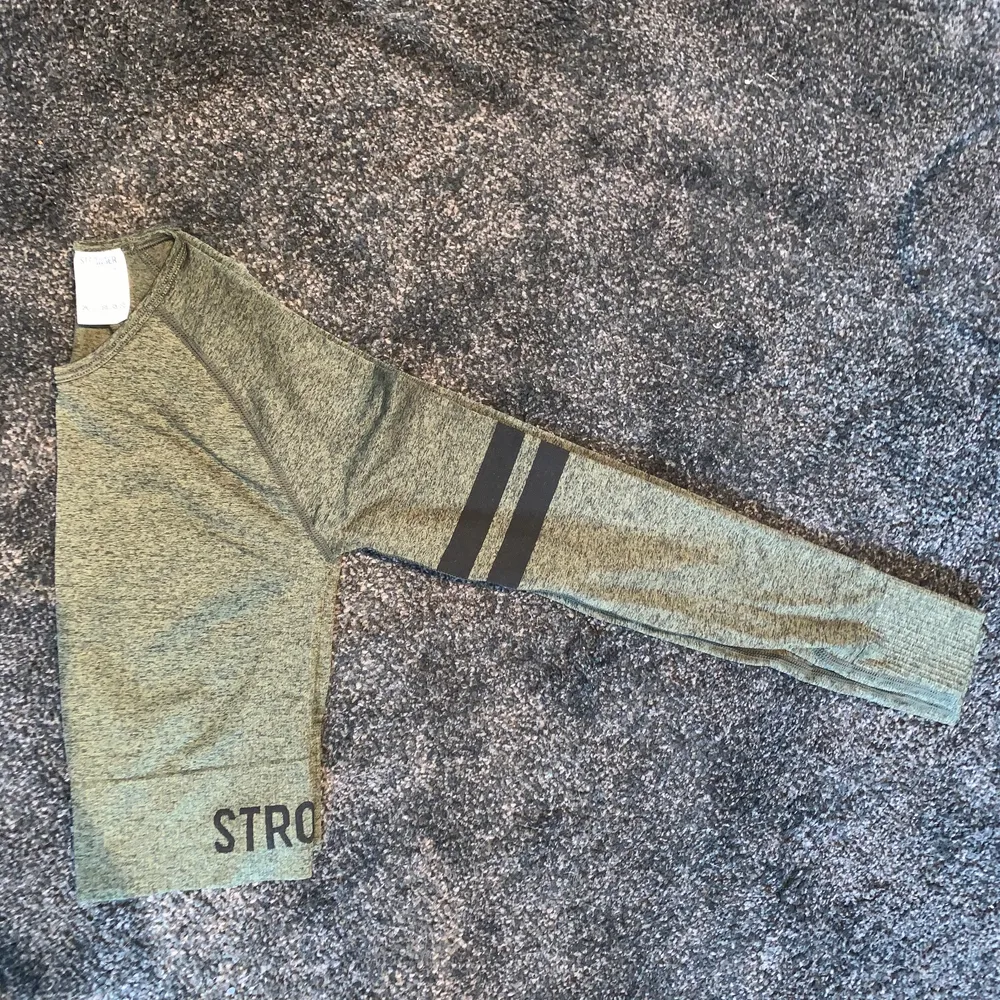 Cropped tränings tröja från stronger. Strl XS/S. Använd en gång då den är lite för kort för min smak. Köparen står själv för frakten. Hoodies.
