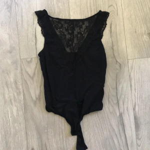 Svart spets body - Nästan helt ny, använd en gång! Super fin men den har bara inte kommit till använding för mig. Skulle säga att den är mer som en S då den är väldigt stretchig.Frakten står köparen för, priset kan såklart diskuteras💞 Ny pris är 350kr