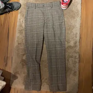 Cropped weekday byxor med coolt mönster! Storlek 46! Skitcoola till både streetwear och classy....dessutom har som den unika vintage looken! :)