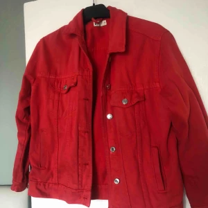  - Röd jeansjacka i 100 % bomull från Gina tricot. 