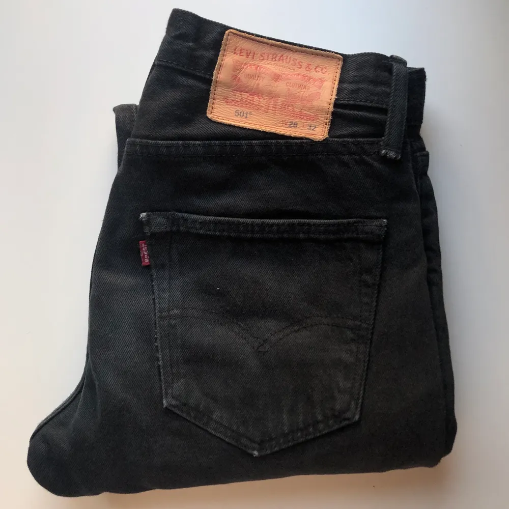 Snygga svarta Levis 501 jeans. Bra kavalite och nypriset är 1300kr. Storleken är W28 L32. Jeans & Byxor.