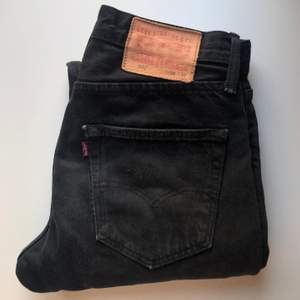 Snygga svarta Levis 501 jeans. Bra kavalite och nypriset är 1300kr. Storleken är W28 L32
