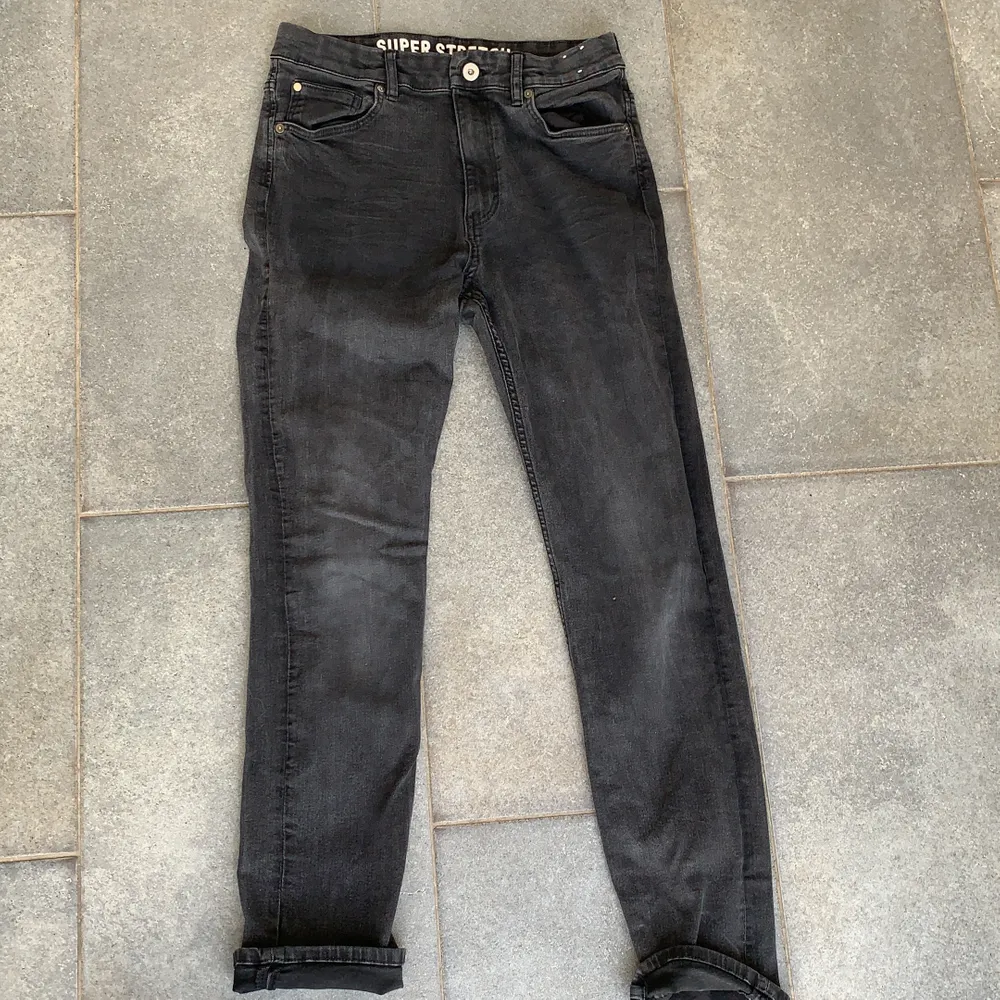 Svarta jeans som är stretchiga, lite använda. Jeans & Byxor.