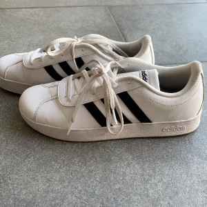 Adidas skor - Ett par vita adidas skor som nästan är oanvända, storlek 38, köparen står för frakten som är 88 kr