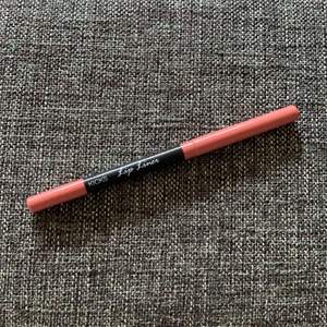 Lip liner i Nude brun/rosa fel köpt Knappt använda från kicks. 🌸