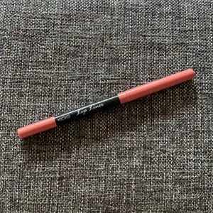 Lip liner i Nude brun/rosa fel köpt Knappt använda från kicks. 🌸
