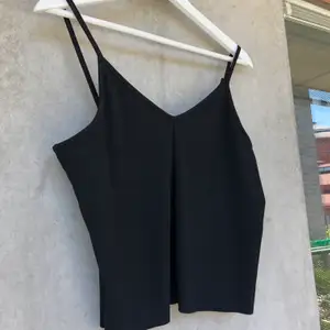 Ett skitfint svart linne till sommaren från hm, storlek S och aldrig använd!🥰